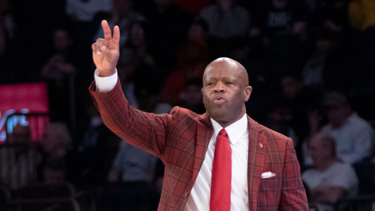 Mike Anderson signals play