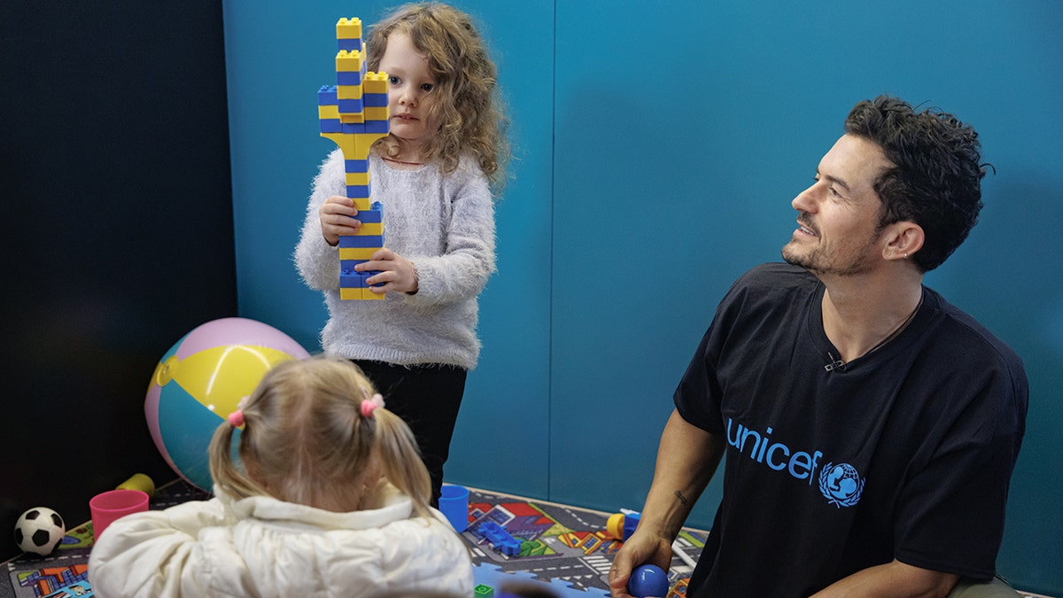 Orlando Bloom playing with children in the UNICEF funded Splino center