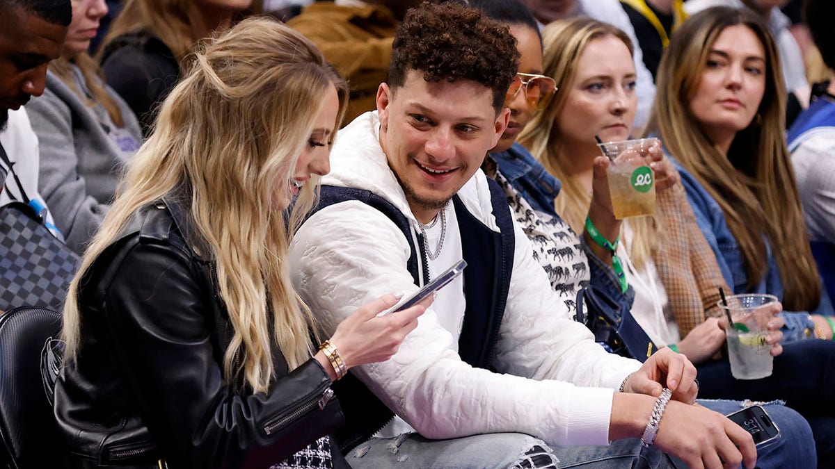 Patrick Mahomes, and his wife, Brittany Mahomes, sit courtside
