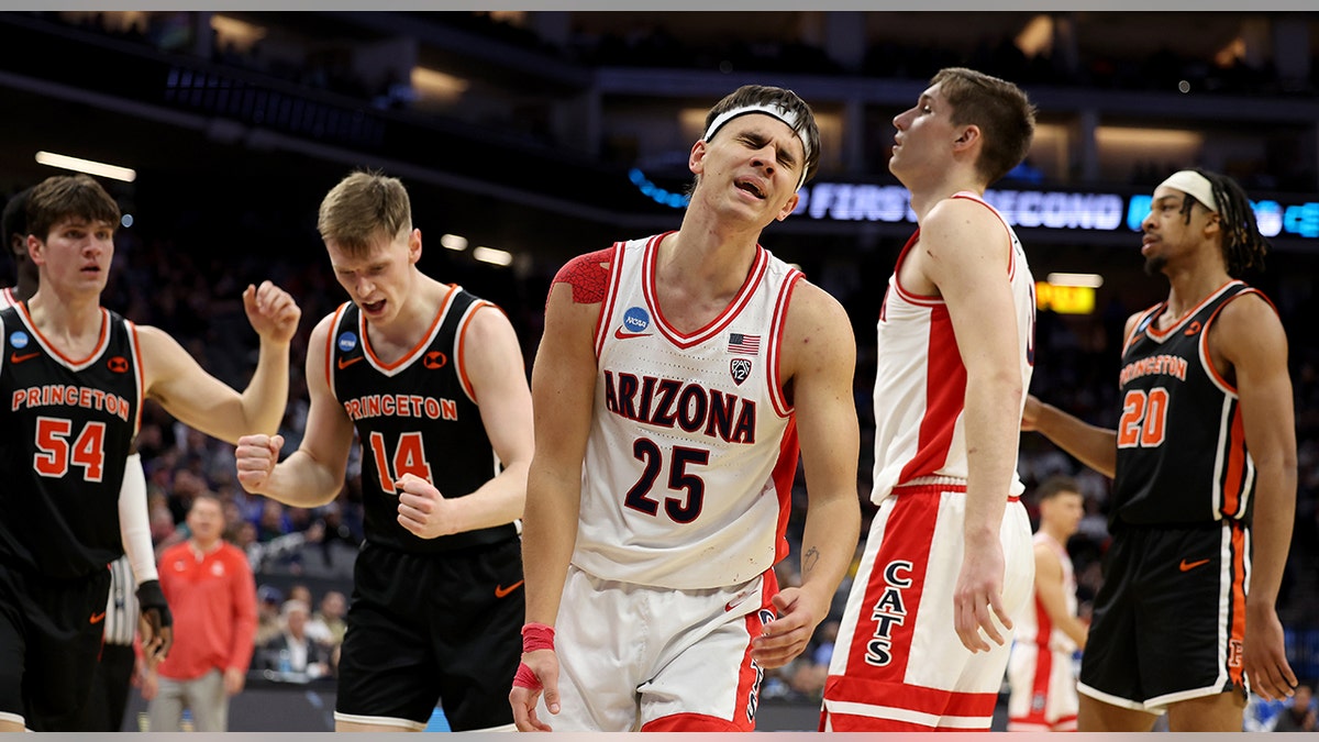 Arizona players react to play