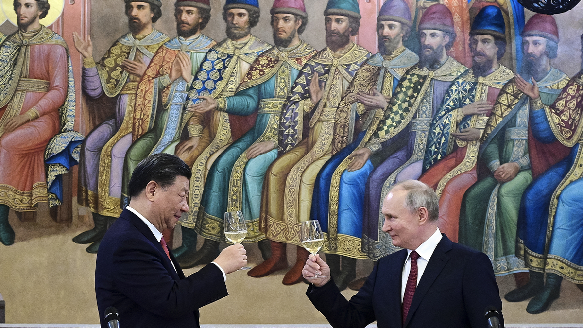 Xi Jinping y Putin brindan en una cena