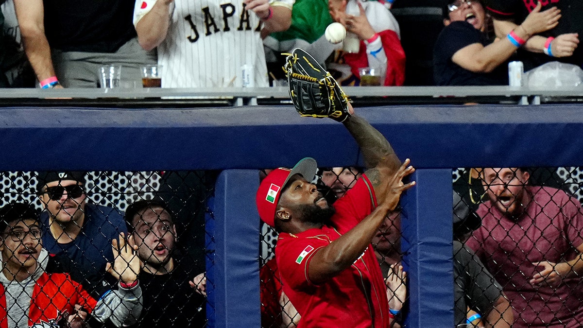 Randy Arozarena gives fans unforgettable moment after home run robbery in  World Baseball Classic