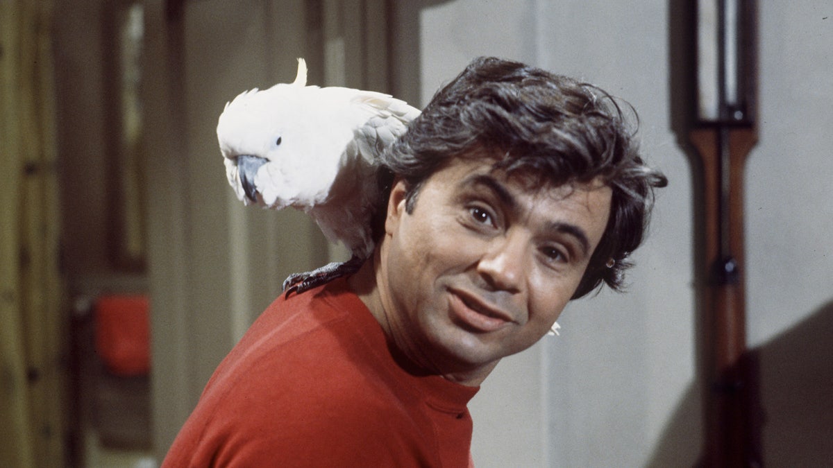 Robert Blake as Detective Baretta with bird Fred