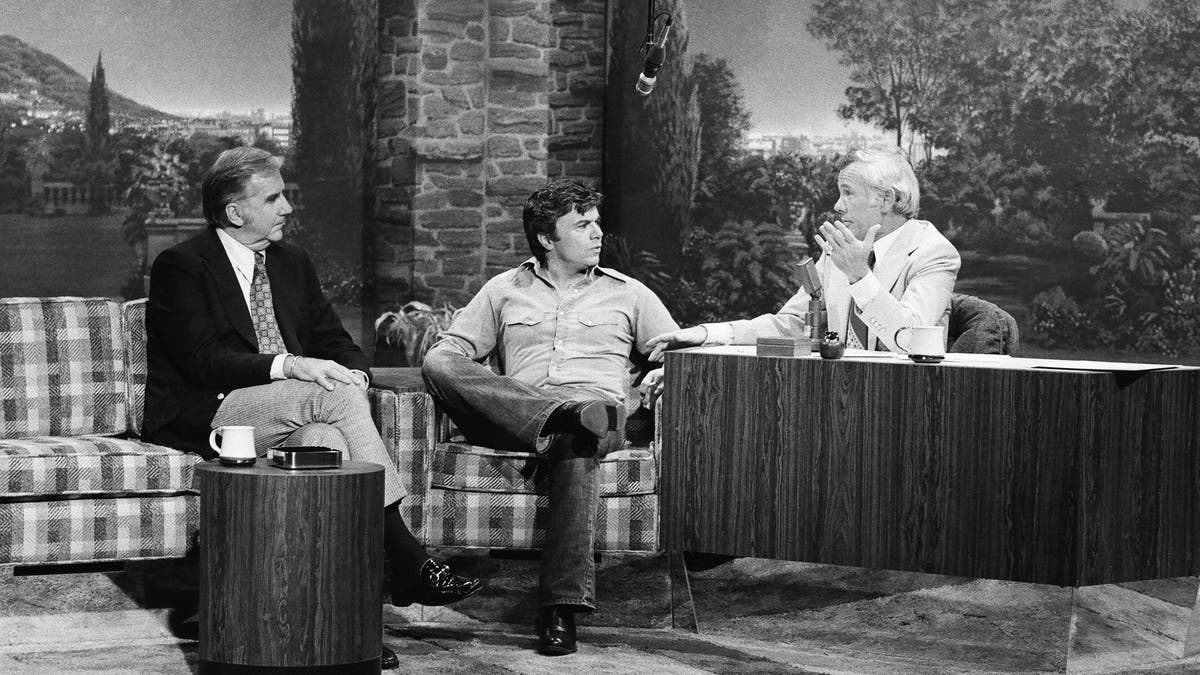 Johnny Carson, Robert Blake dan Ed McMahon mengobrol di acara bincang-bincang larut malam Johnny
