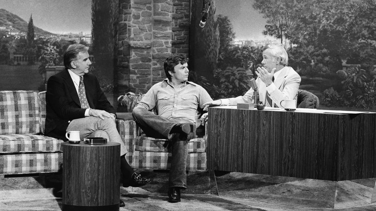 Johnny Carson, Robert Blake and Ed McMahon chat on Johnny's late night talk show