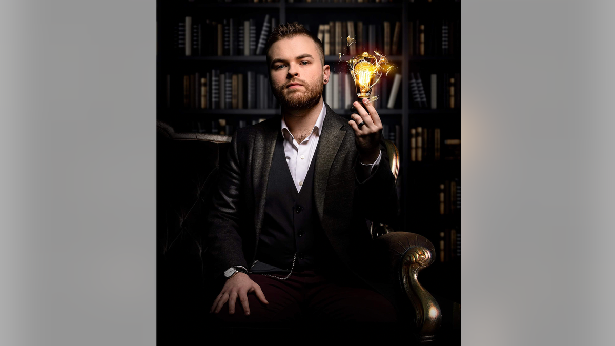 dustin dean mentalist lightbulb headshot