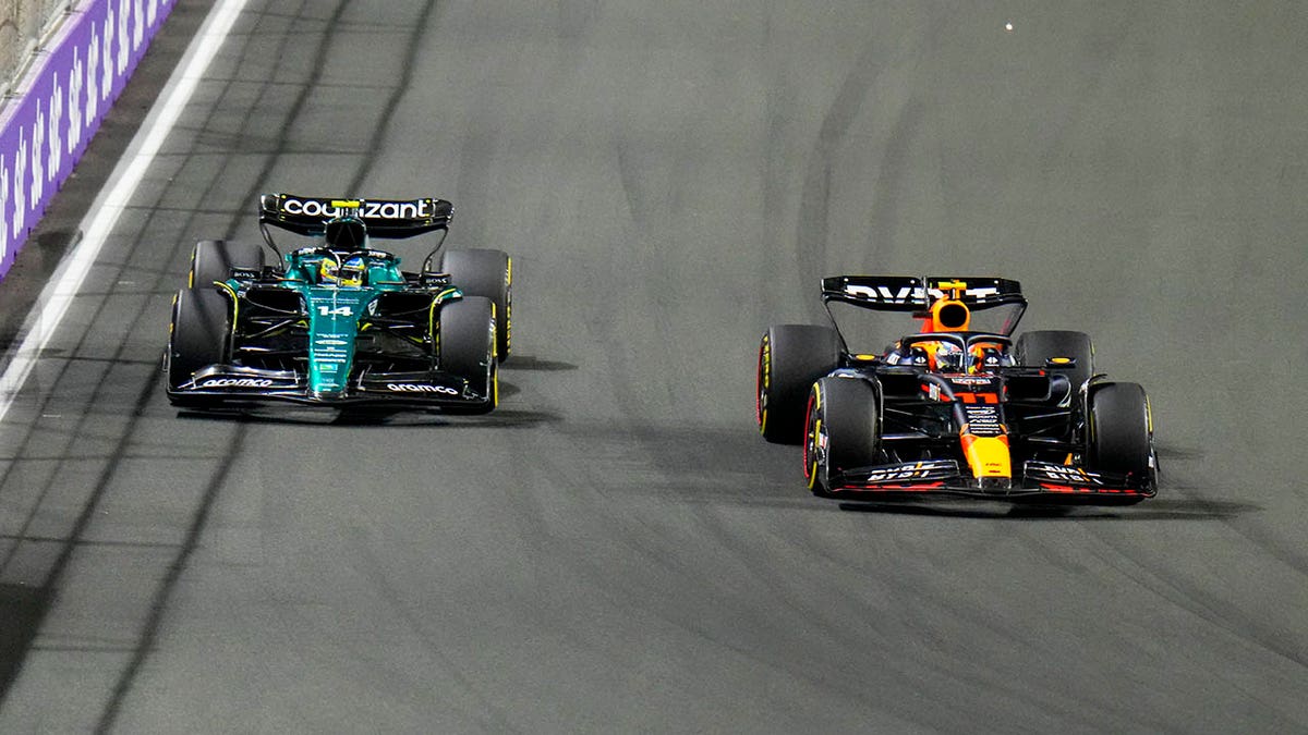 Sergio Perez overtakes Fernando Alonso