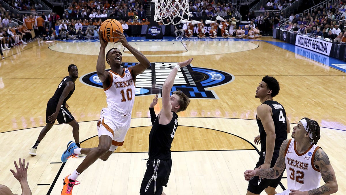 Sir'Jabari Rice drives to the basket