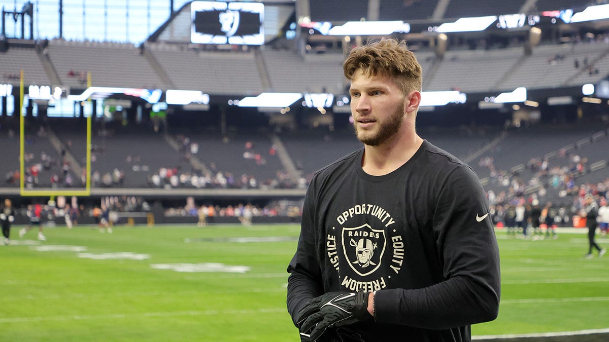 Tight end Foster Moreau warms up