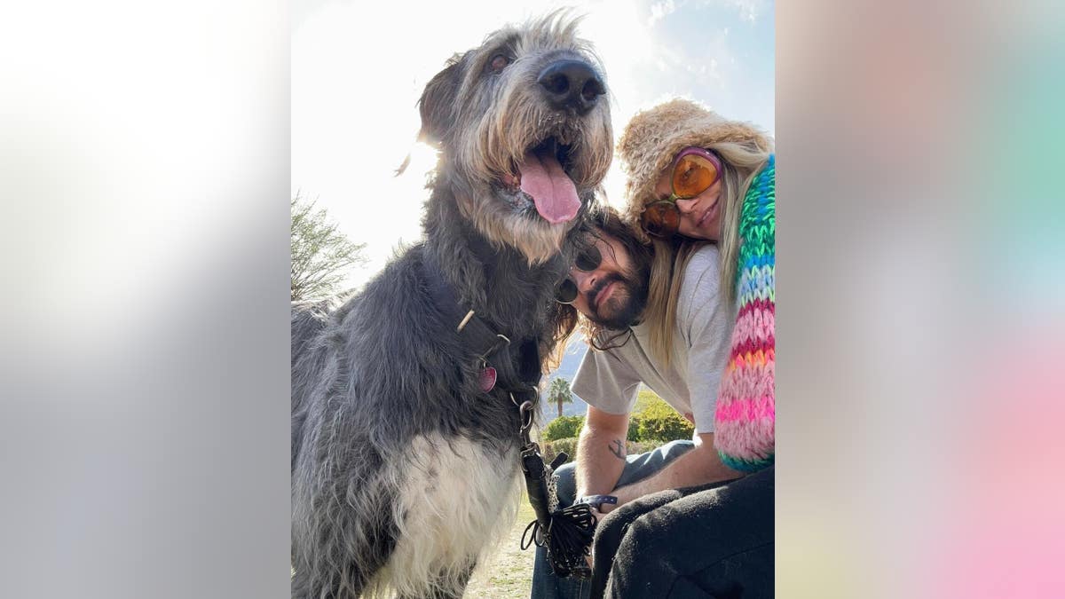 Tom Kaulitz and Heidi Klum pose with their dog Anton