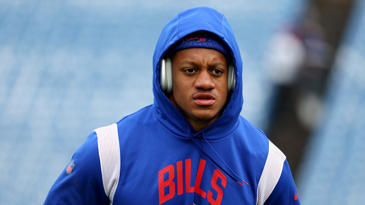 Tremaine Edmunds warms up