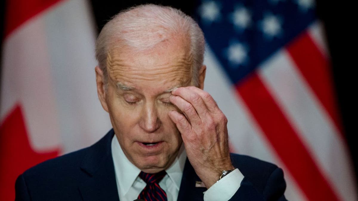 Biden touching eyes during presser