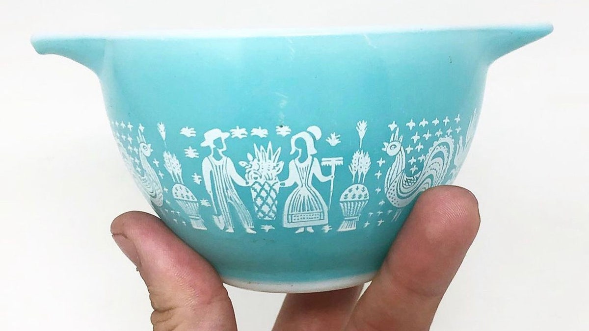 Blue pyrex clearance bowl