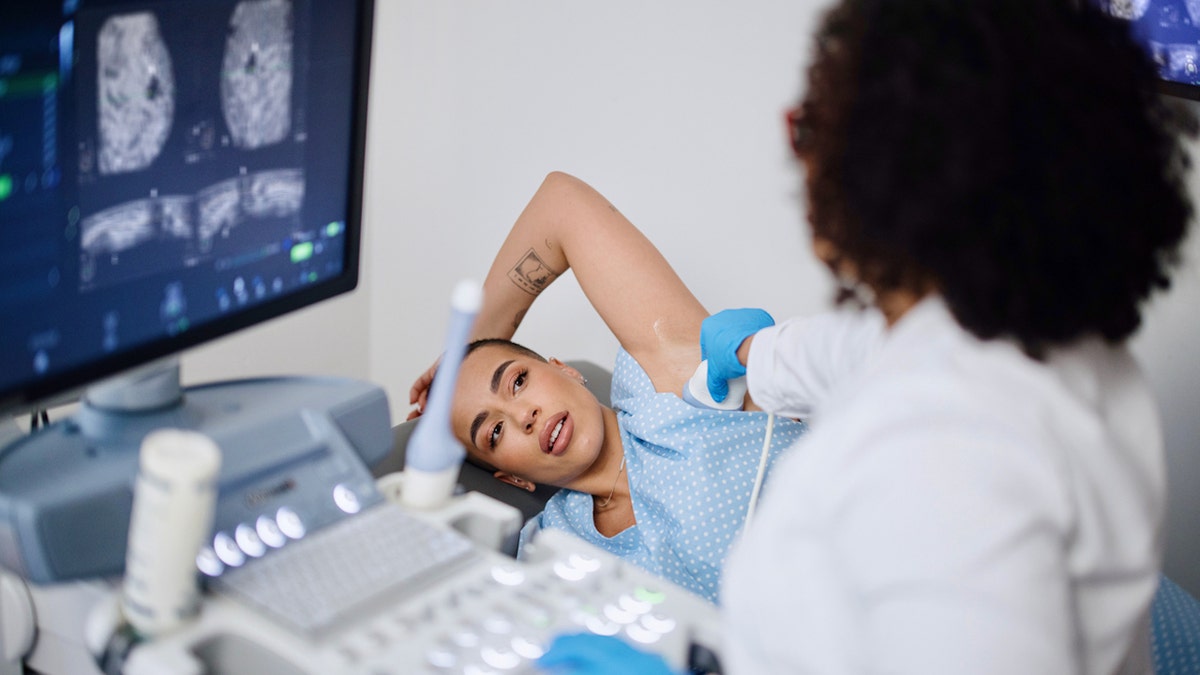Mulher fazendo mamografia