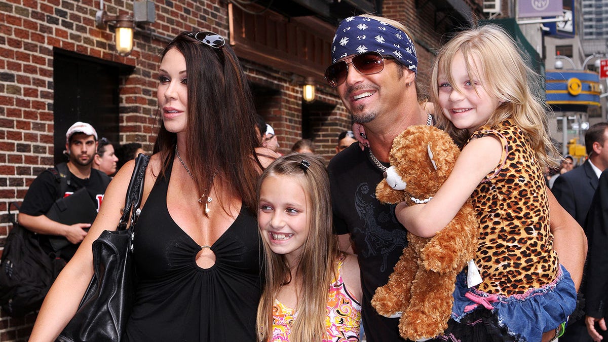 Bret Michaels with Kristi Gibson and their two daughters in 2010