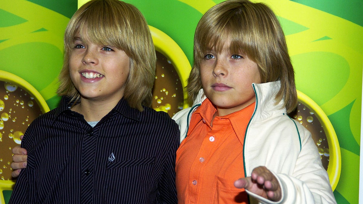 Cole and Dylan Sprouse in 2006.