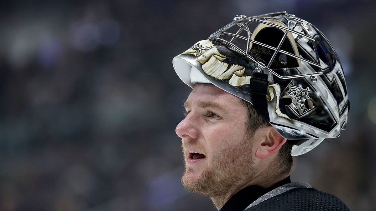 Jonathan Quick of the Los Angeles Kings argues