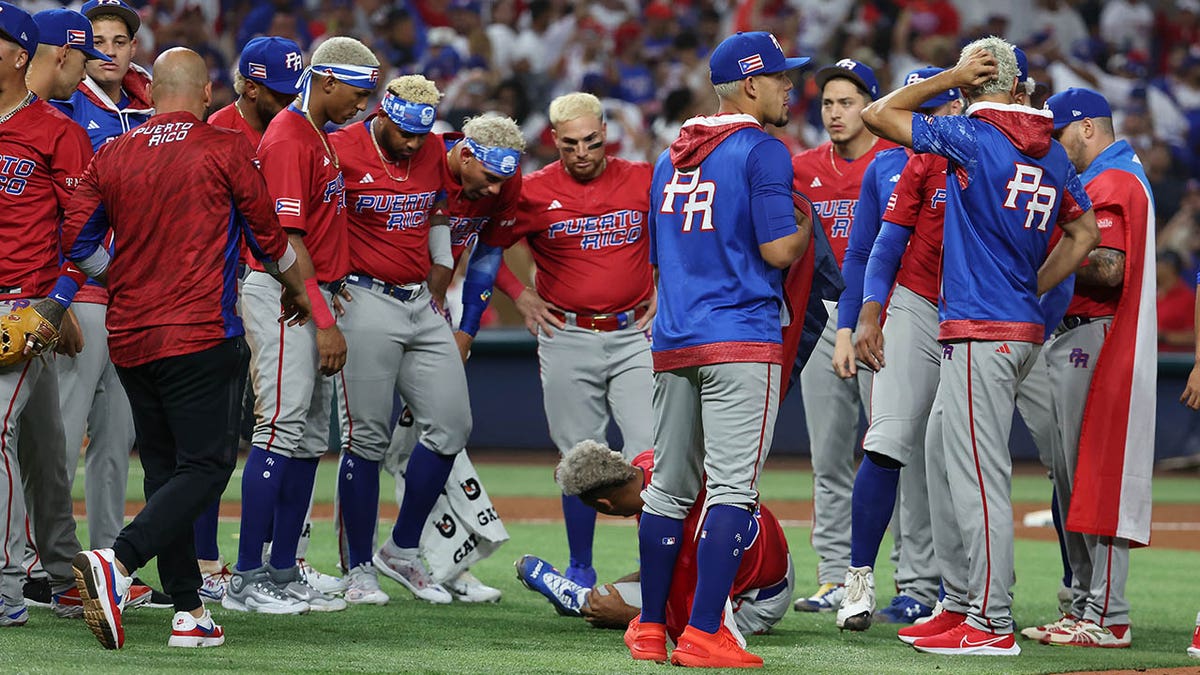 Puerto Rico lays around Edwin Diaz