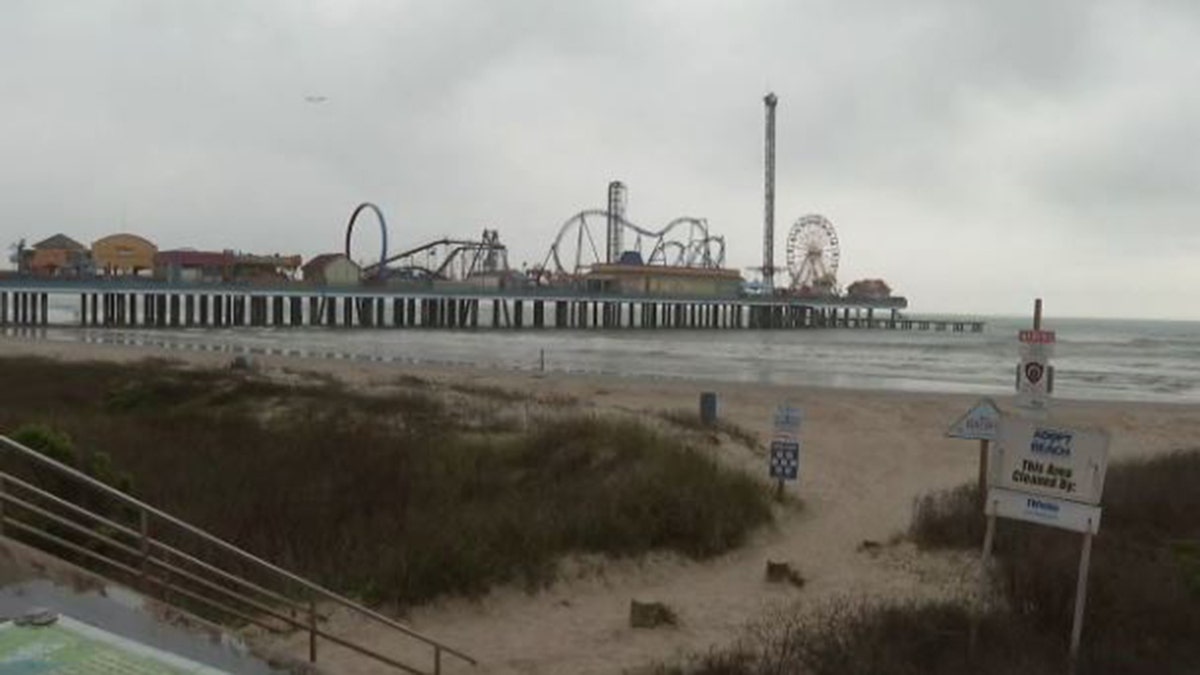 Pleasure Pier wide shot