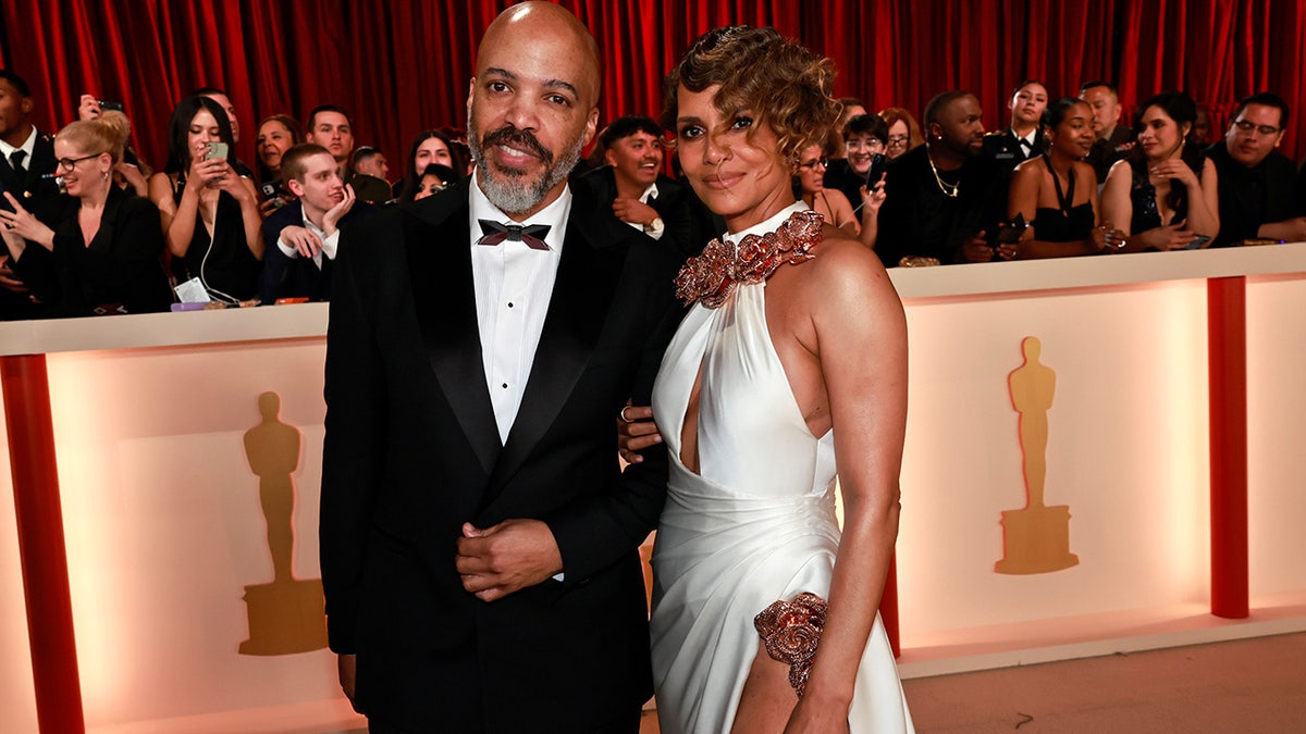 Halle Berry and Van Hunt have date night at the Oscars