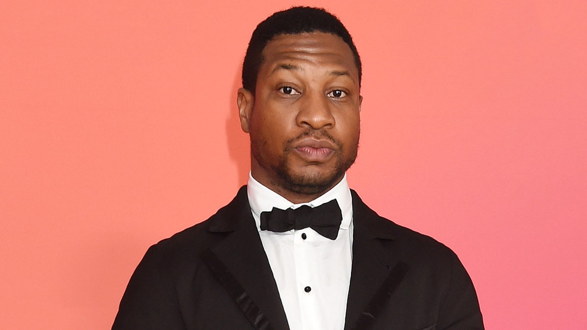 Jonathan majors wears bow tie and suit jacket to awards show