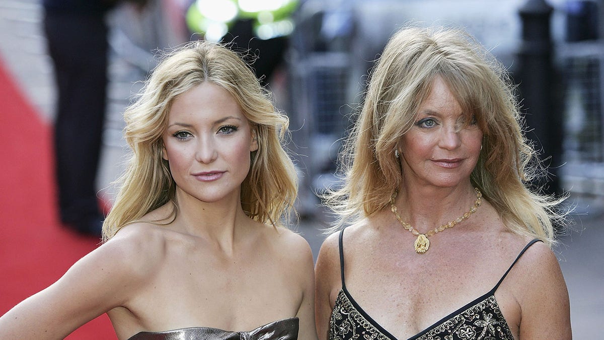 Kate Hudson and Goldie Hawn at the premiere of Skeleton Key