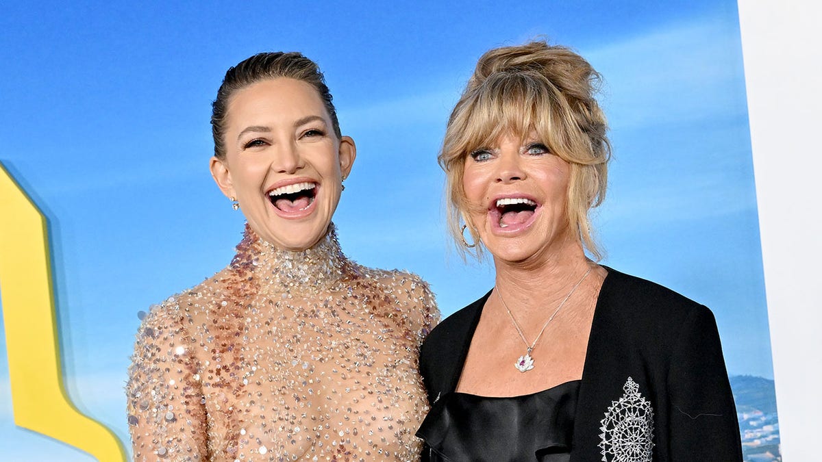Goldie Hawn e Kate Hudson riem no tapete vermelho na estreia do filme