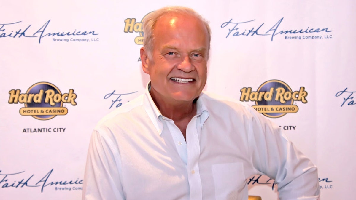 kelsey grammer red carpet smiling