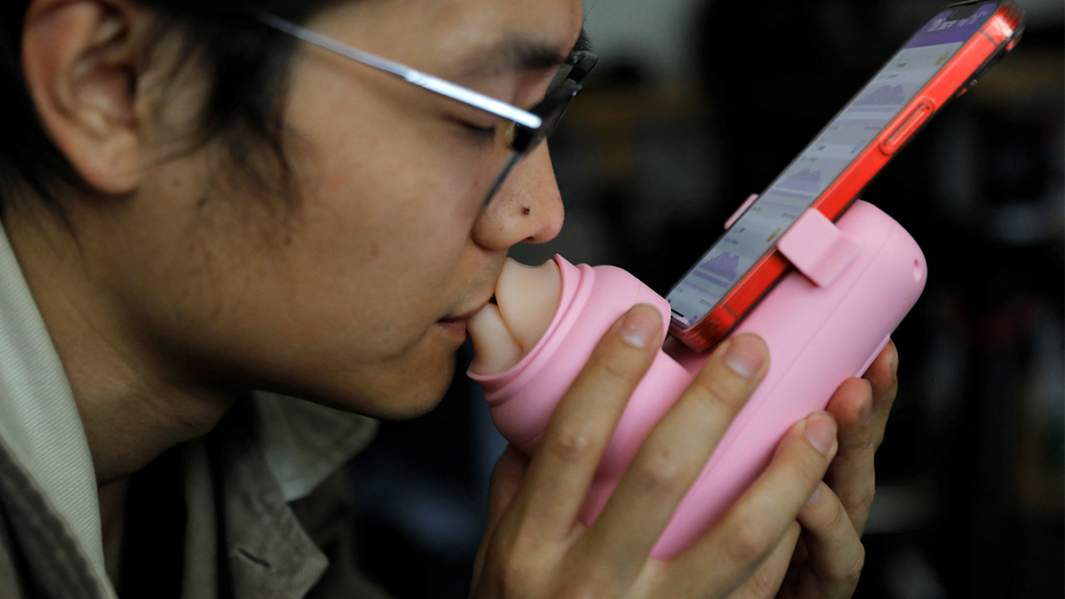 Chinese kissing machine