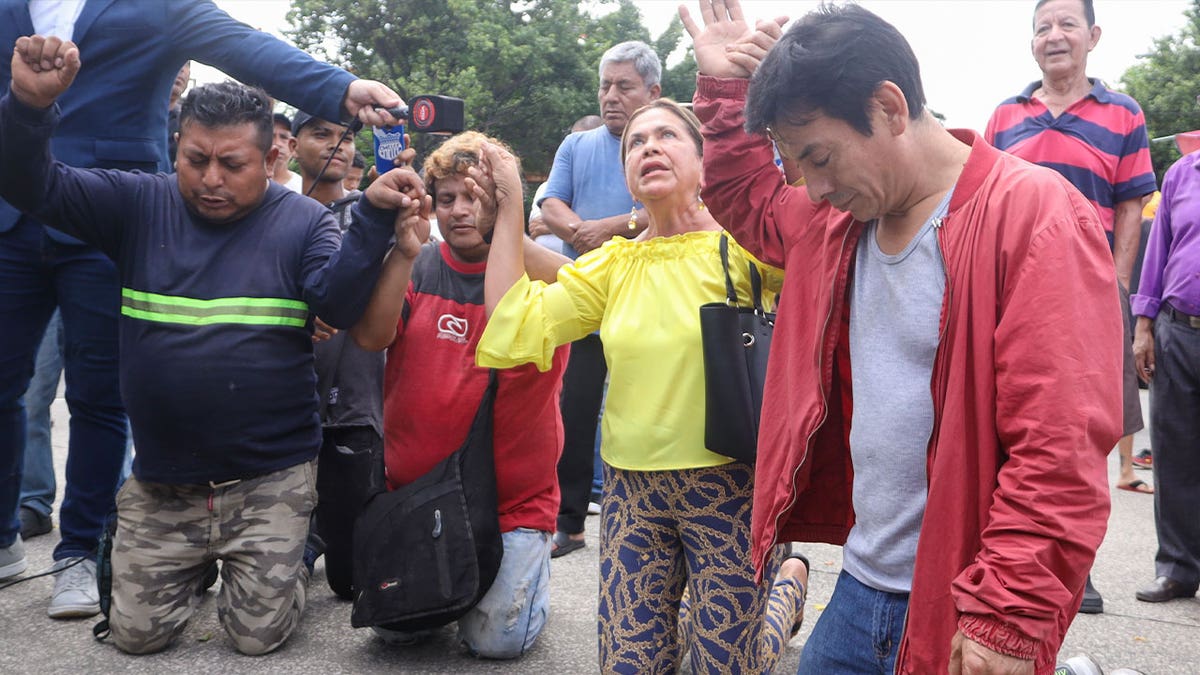 Ecuadorians pray