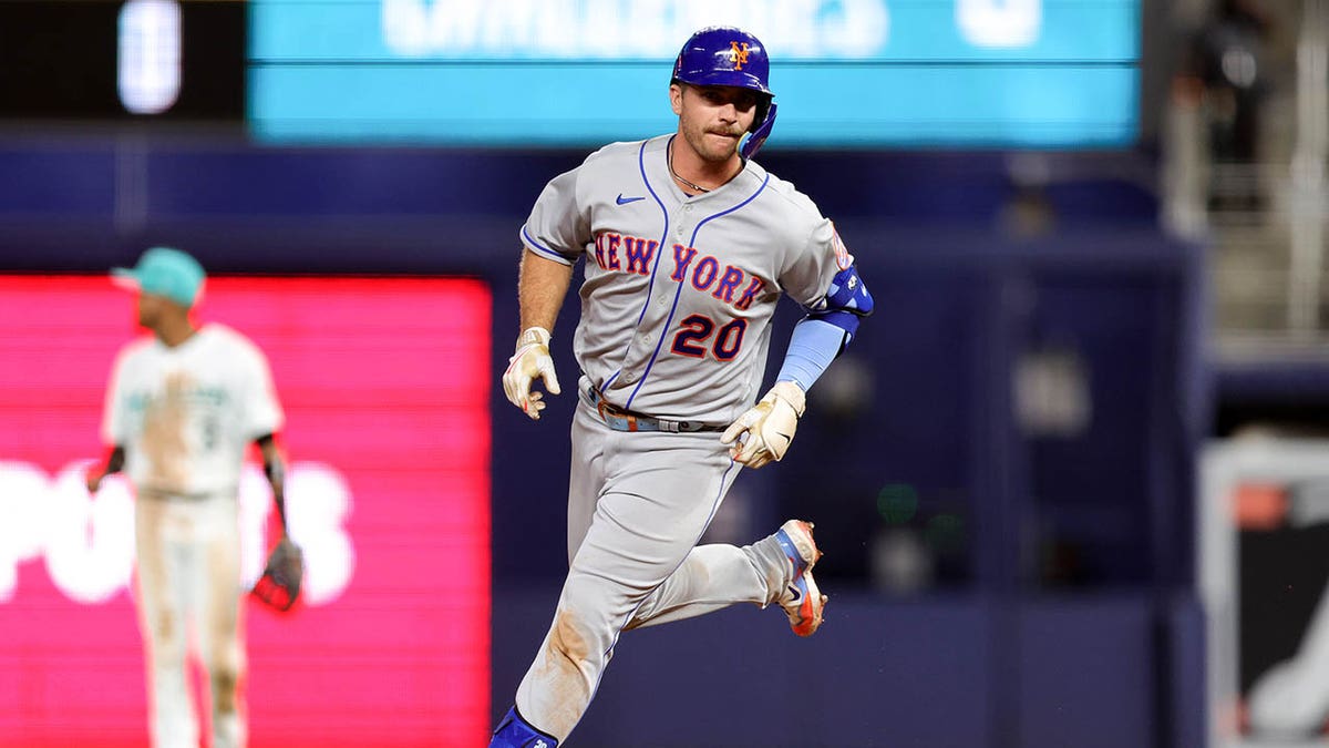 Pete Alonso rounds bases