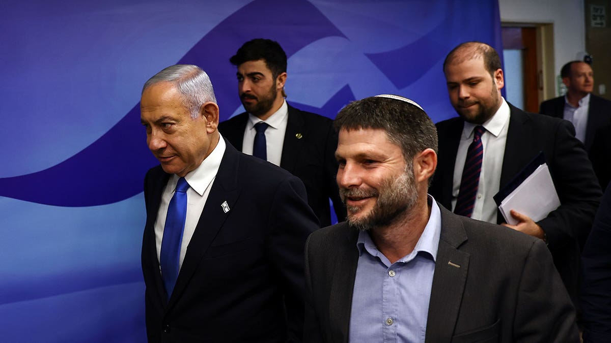 Benjamin Netanyahu, left, and Finance Minister Bezalel Smotrich, right