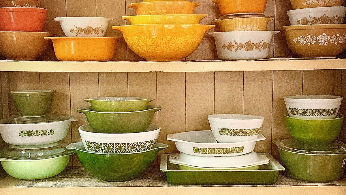 Vintage shop pyrex dinnerware