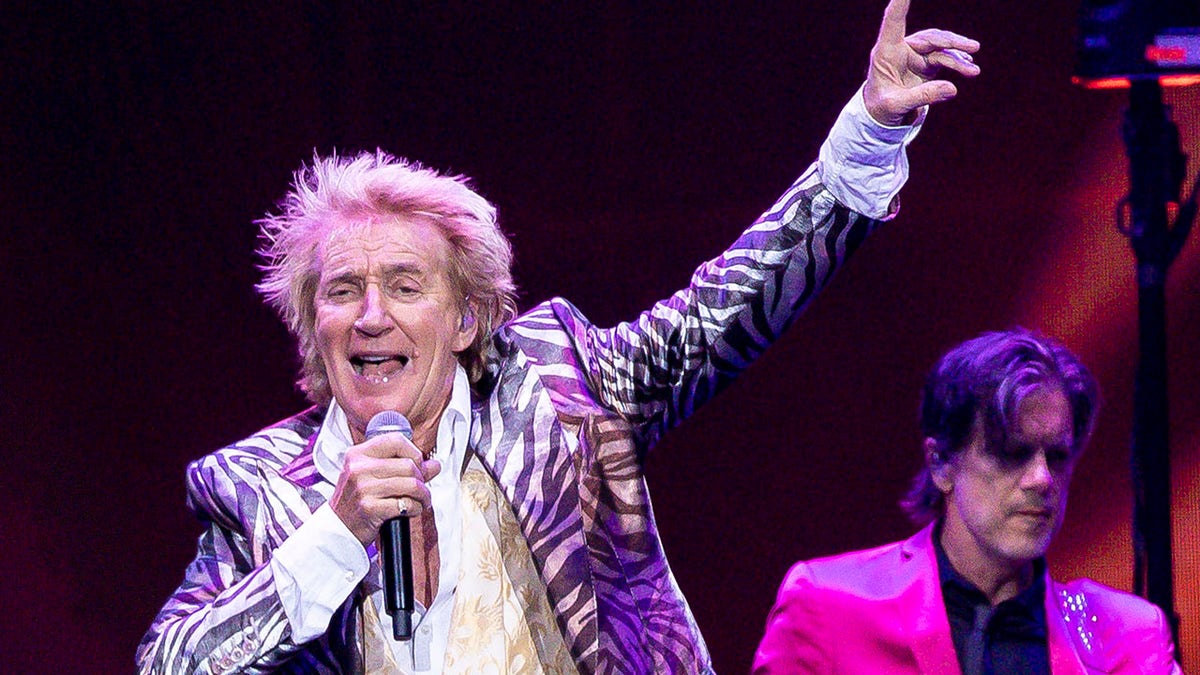 Rod Stewart singing in Melbourne