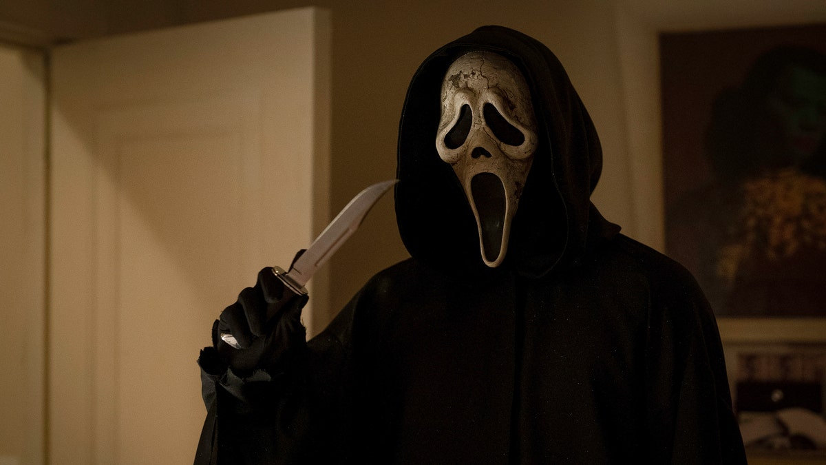 Person roaming in Scream Ghostface costume prompts multiple