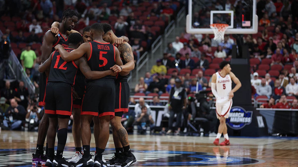 SAn diego State huddles