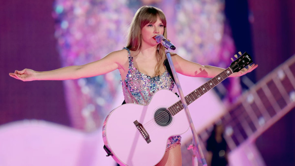 taylor swift on stage with guitar