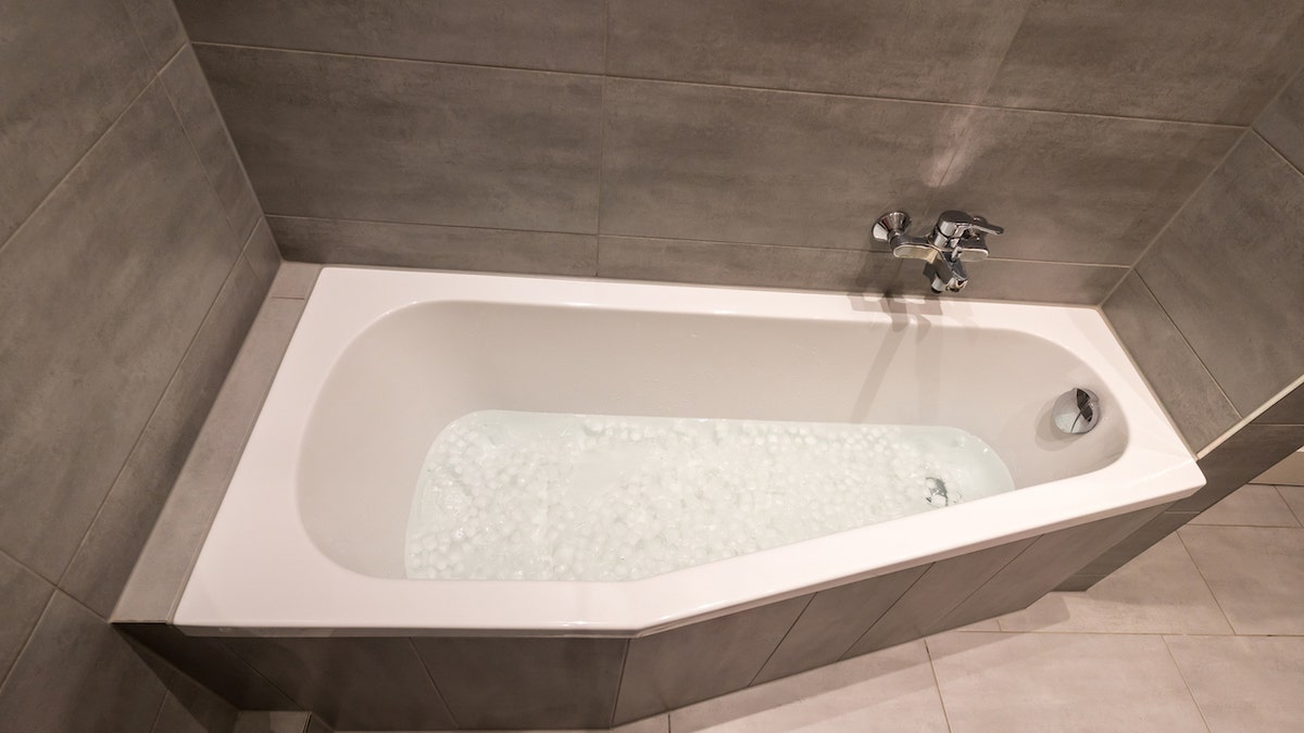 Tub with ice