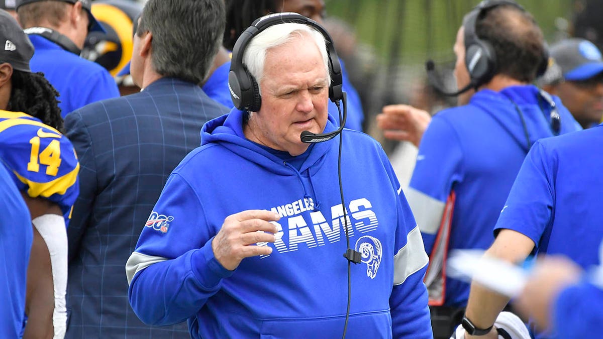 Wade Phillips with Rams