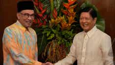 Malaysia's prime minister claims over 200,000 refugees have fled to his country from Burma