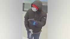 Chicago bank security guard shot by robber, police say