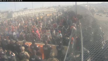 Border crisis: Over 1,000 migrants rush bridge linking Mexico to US in El Paso, Texas