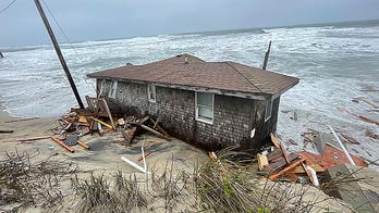House on North Carolina's Outer Banks collapses into ocean