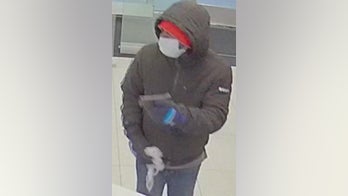 Chicago bank security guard shot by robber, police say