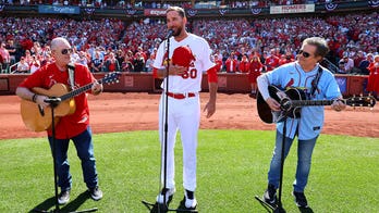 Cardinals' Adam Wainwright stuns teammates, crowd by singing national anthem at final Opening Day