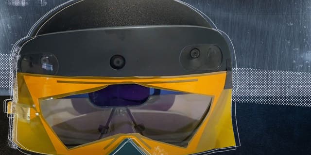 Headset MIT sebagai bagian dari sistem yang menggabungkan visi komputer dan persepsi nirkabel untuk menemukan item tersembunyi.