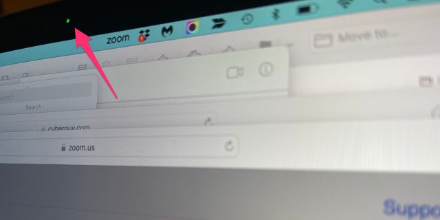 Jika seseorang meretas webcam Anda, itu tidak hanya berpotensi membahayakan keamanan Anda. Ini adalah pelanggaran privasi, dan seseorang dapat melihat Anda tanpa sepengetahuan atau persetujuan Anda.