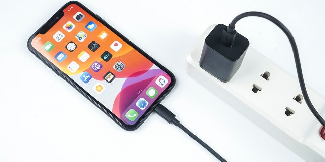 Los propietarios de iPhone están furiosos por la configuración forzada de uso de energía limpia 6 Algunos clientes de Apple dicen que la empresa los castiga por la forma en que cargan sus teléfonos.