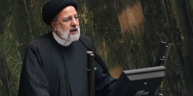 El presidente de Irán ordena una investigación sobre una serie de ataques tóxicos contra escuelas de niñas 4 El presidente iraní, Ebrahim Raisi, se dirige a los legisladores en Teherán, Irán, el 22 de enero de 2023. El 1 de marzo de 2023, Raisi ordenó a las autoridades que investigaran una serie de incidentes en los que vapores nocivos hirieron a niñas mientras se dirigían a la escuela.