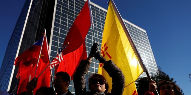 Demonstran mengibarkan bendera China dan Taiwan saat Presiden Taiwan Tsai Ing-wen singgah setelah kunjungannya ke Amerika Latin Januari 2017.
